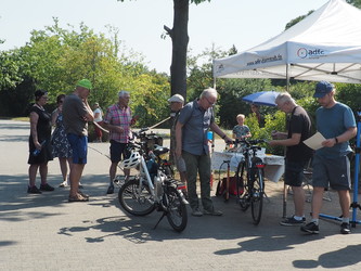 Fahrradcheck beim Sommerfest 2022, ein Programmpunkt unter mehreren.