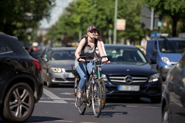 Radfahrerin im dichten Verkehr.