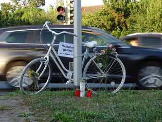 Nach einem tötlichen Verkehrsunfall wurde im August 2019 ein Ghost Bike an der Unfallstelle in der Weiterstädter Rheinstraße aufgestellt.