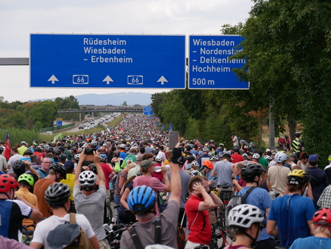 So sieht es aus, wenn Tausende sich mit dem Rad auf den Weg nach Wiesbaden machen.