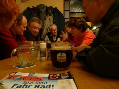 Dicht gepackt in der Klosterschänke (ADFC Aktiventreffen 2008 in Bad Homburg